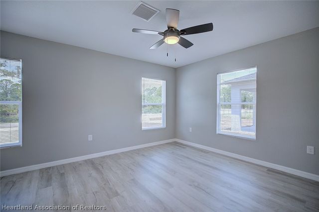 542 Vanguard Avenue NW, Lake Placid, FL 33852
