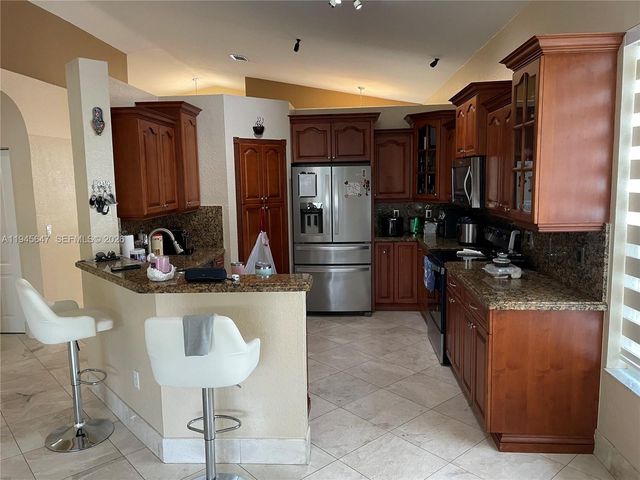 3725 NE 11th St, Homestead, FL 33033