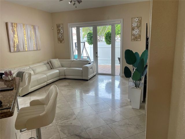 3725 NE 11th St, Homestead, FL 33033