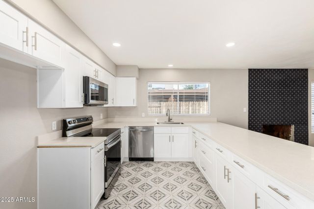 2207 W PORTOBELLO Avenue, Mesa, AZ 85202