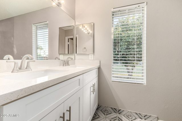 2207 W PORTOBELLO Avenue, Mesa, AZ 85202