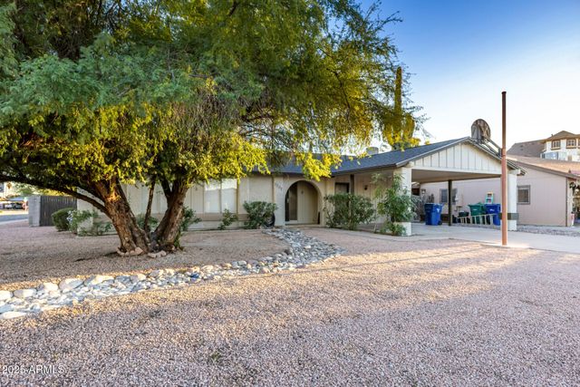 2207 W PORTOBELLO Avenue, Mesa, AZ 85202