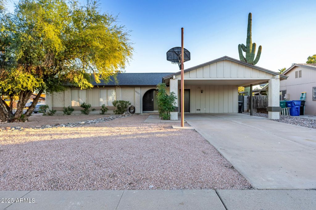 2207 W PORTOBELLO Avenue, Mesa, AZ 85202