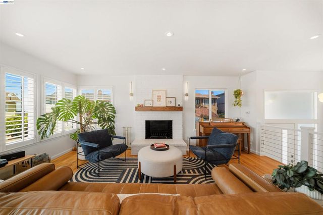 10774 Hellman St, Oakland, CA 94605