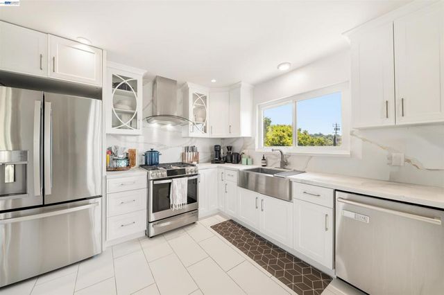 10774 Hellman St, Oakland, CA 94605