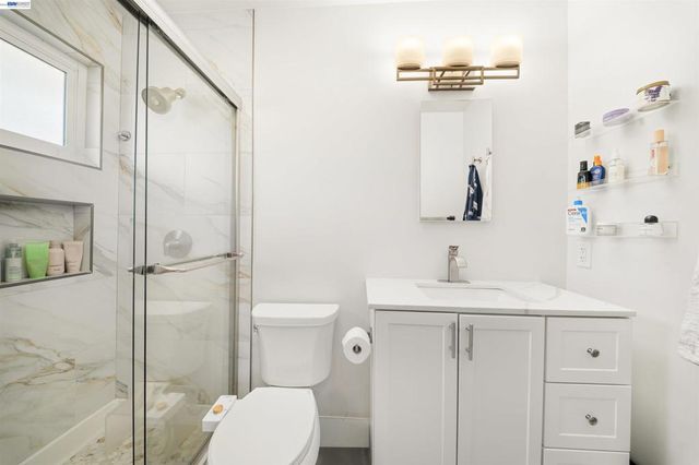 10774 Hellman St, Oakland, CA 94605