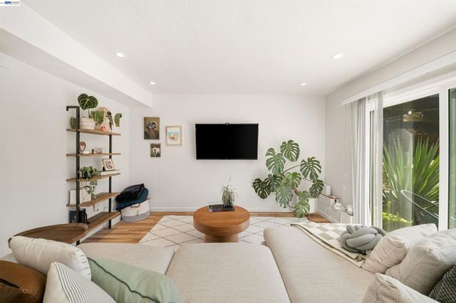 10774 Hellman St, Oakland, CA 94605