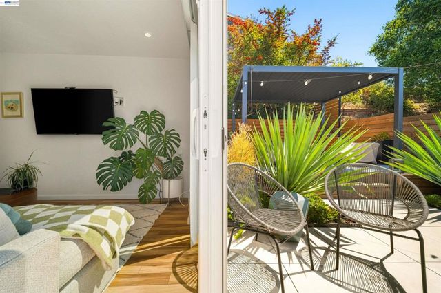 10774 Hellman St, Oakland, CA 94605