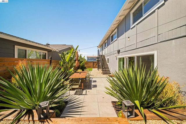 10774 Hellman St, Oakland, CA 94605