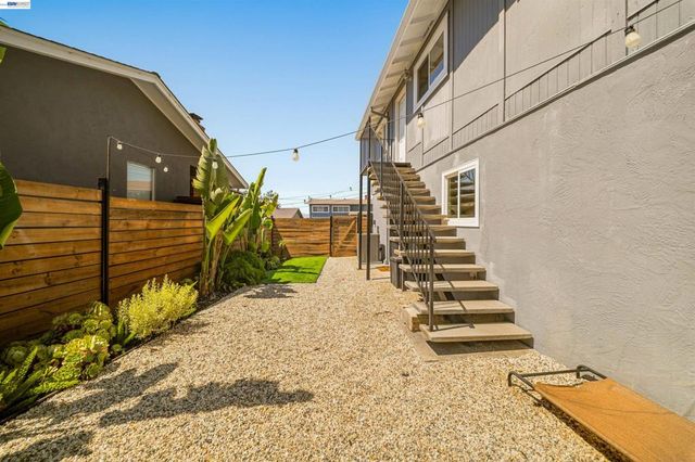 10774 Hellman St, Oakland, CA 94605
