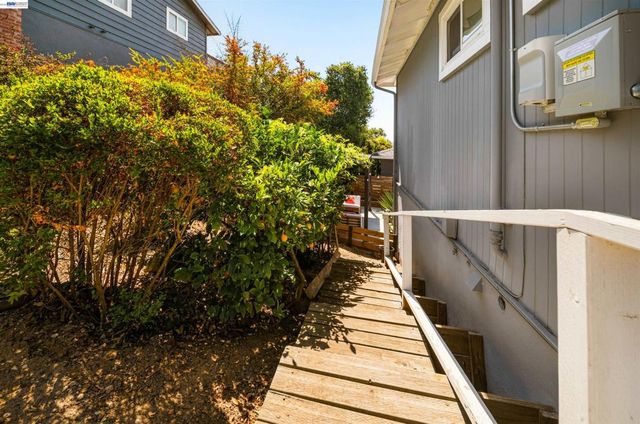 10774 Hellman St, Oakland, CA 94605