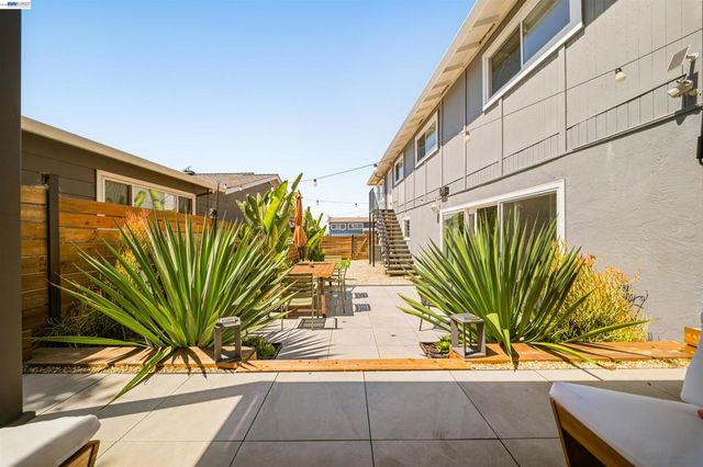 10774 Hellman St, Oakland, CA 94605