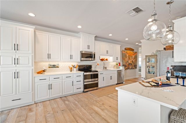 13 Sea Shell Shores Dr, Rockport, TX 78382