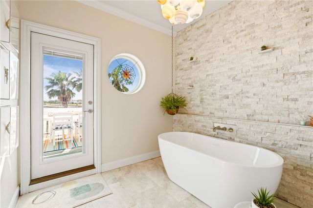 13 Sea Shell Shores Dr, Rockport, TX 78382