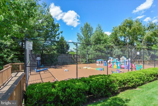 5850 COWLING CT, Alexandria, VA 22304