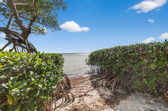 218 NE Edgewater Drive 218, Hutchinson Island, FL 34996