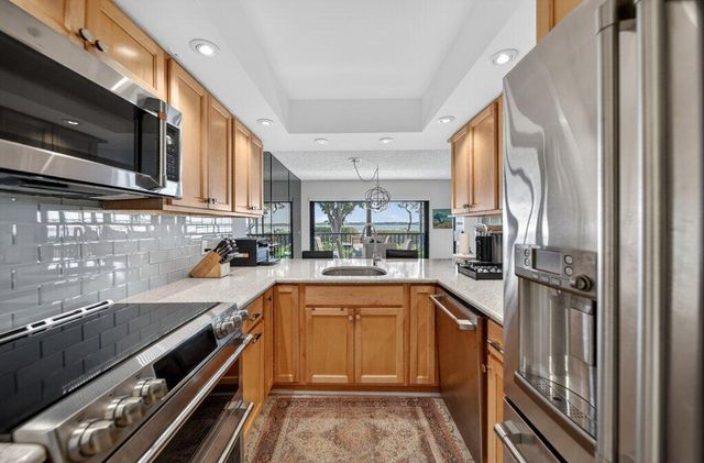 218 NE Edgewater Drive 218, Hutchinson Island, FL 34996