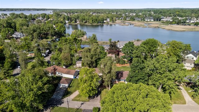 1008 Beachland Boulevard, Waterford, MI 48328