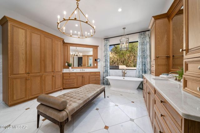 7370 N Catalina Ridge Drive, Tucson, AZ 85718