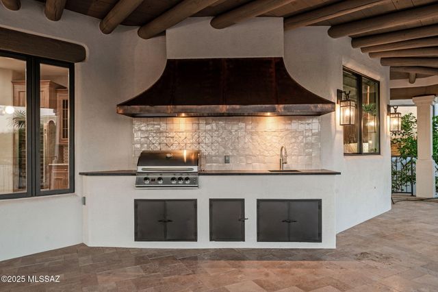 7370 N Catalina Ridge Drive, Tucson, AZ 85718