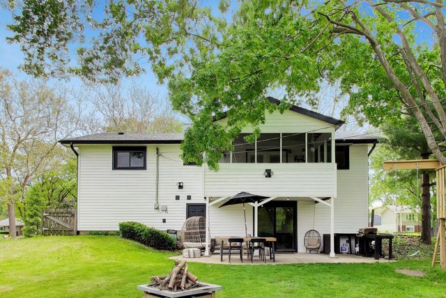 2S550 Gray Avenue, Lombard, IL 60148