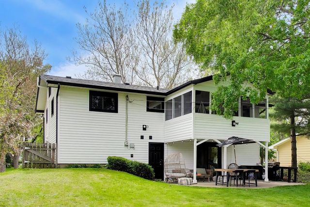 2S550 Gray Avenue, Lombard, IL 60148