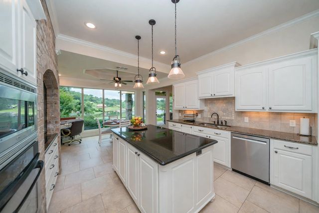 1020 Shadowood Dr, Marshall, TX 75672