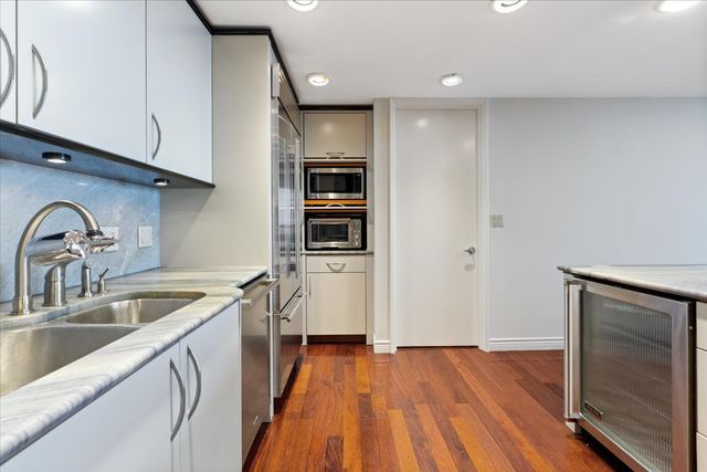 180 E PEARSON Street 4002, Chicago, IL 60611