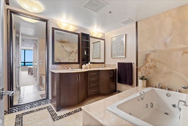 180 E PEARSON Street 4002, Chicago, IL 60611