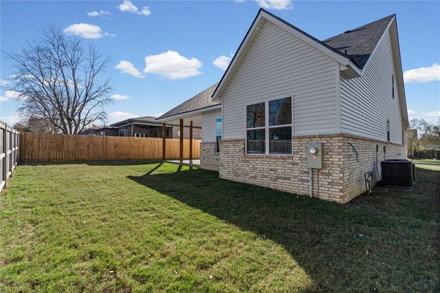 936 S Liberty Drive, Fayetteville, AR 72701