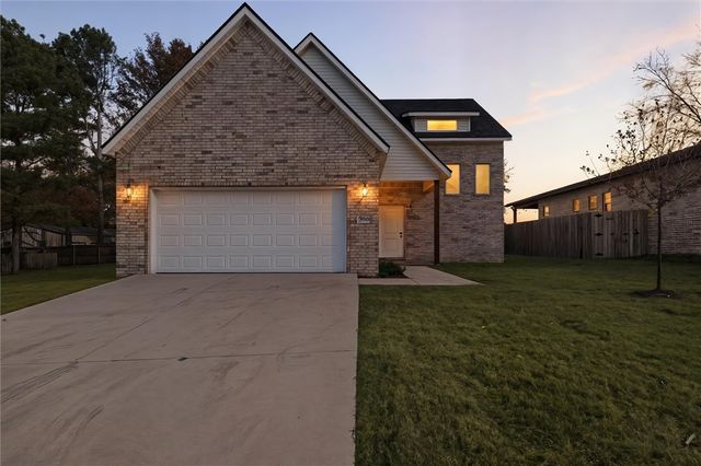 936 S Liberty Drive, Fayetteville, AR 72701