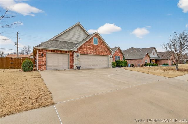 5711 Woodland Road, Bartlesville, OK 74006