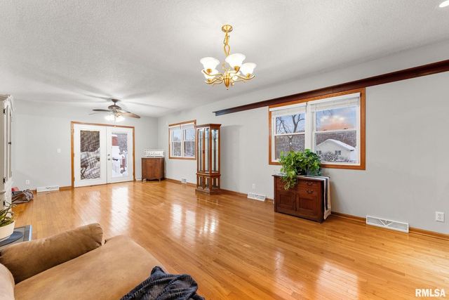 2530 37TH Avenue, Rock Island, IL 61201