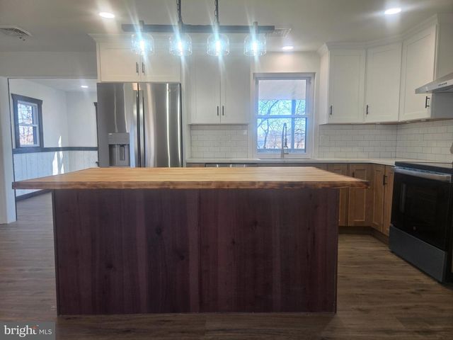 102 VALLEY GREEN DR, Coatesville, PA 19320