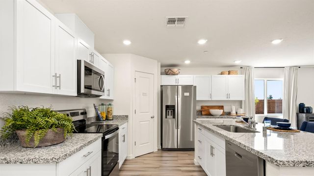 2181 Pioneer Dr, Yuba City, CA 95993