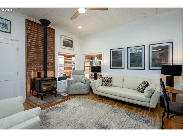 1511 JQ ADAMS St, Oregon City, OR 97045