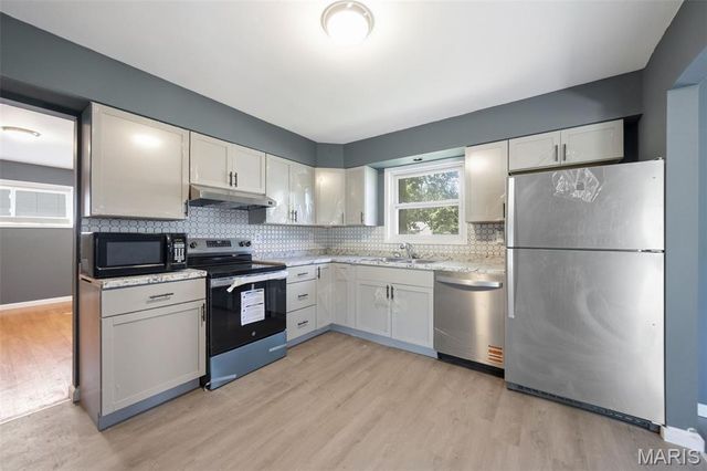 809 Lightwood Drive, Hazelwood, MO 63042
