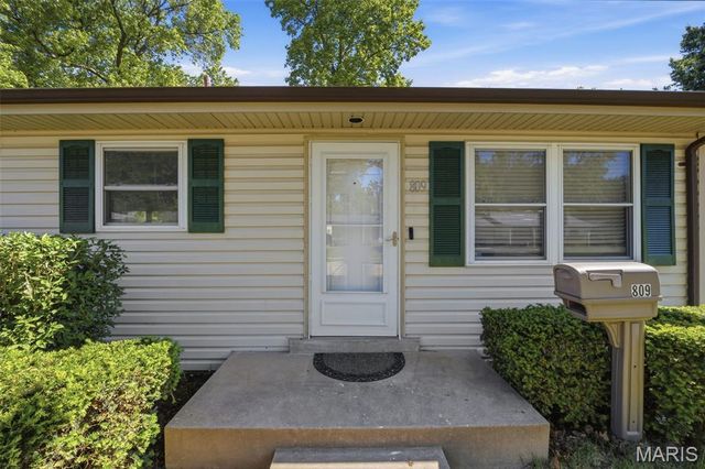 809 Lightwood Drive, Hazelwood, MO 63042