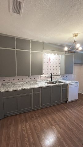 1038 E Maddox Avenue, Fort Worth, TX 76104