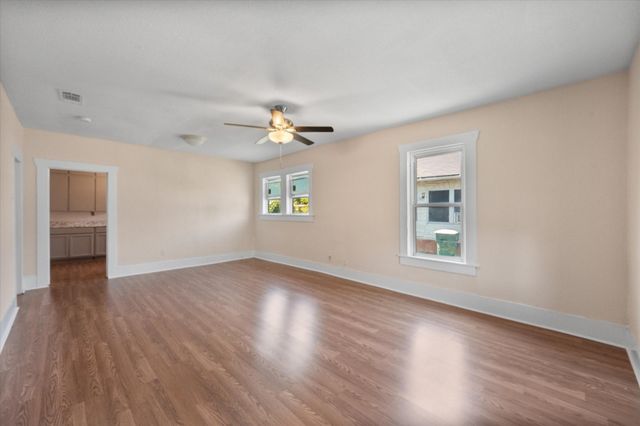 1038 E Maddox Avenue, Fort Worth, TX 76104