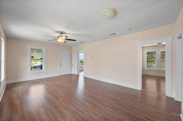 1038 E Maddox Avenue, Fort Worth, TX 76104