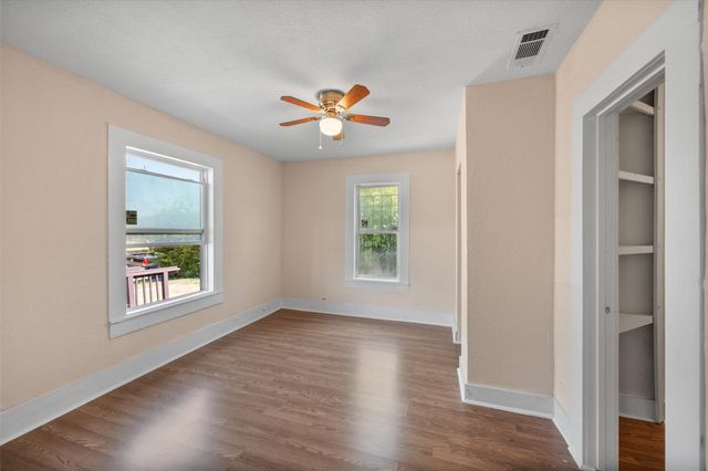 1038 E Maddox Avenue, Fort Worth, TX 76104