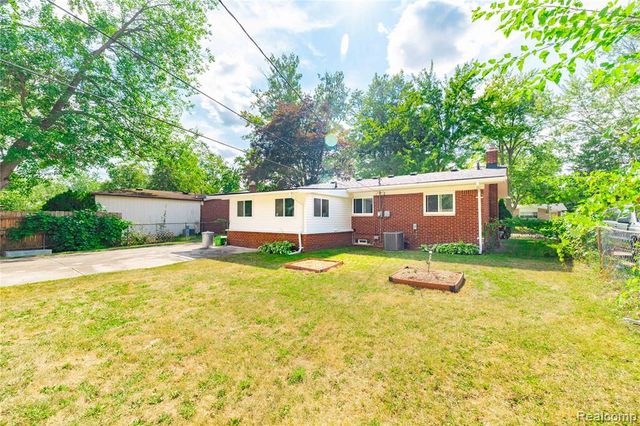 22116 W Brandon Street, Farmington, MI 48336
