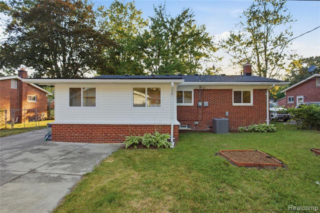 22116 W Brandon Street, Farmington, MI 48336