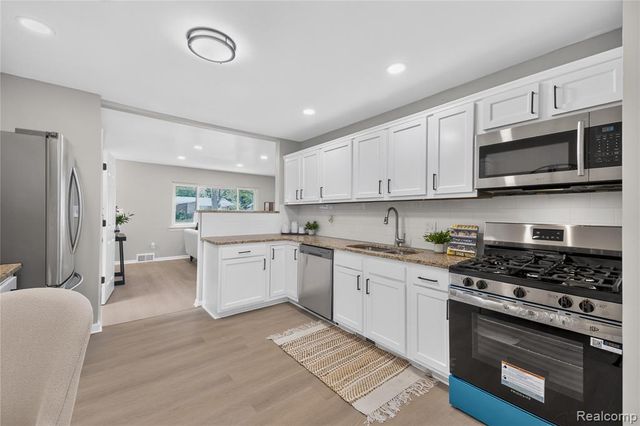22116 W Brandon Street, Farmington, MI 48336