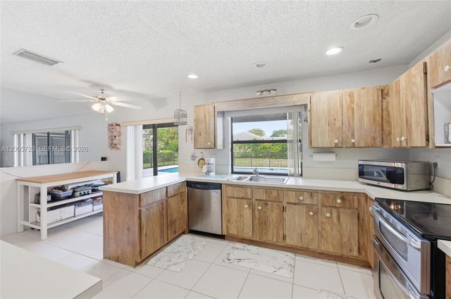120 NW 84th Way, Coral Springs, FL 33071
