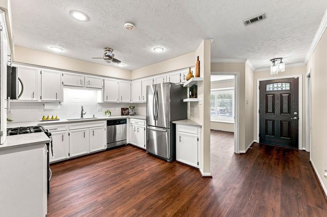 20 Golfview Manor Road, Huntsville, TX 77340