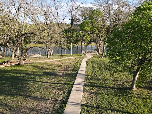 215 Oakhampton Trail, Ingram, TX 78025