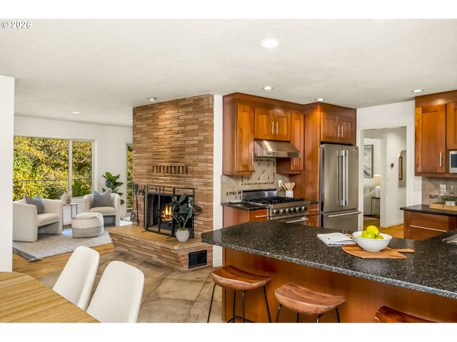 17907 S EDGEWOOD Ln, Oregon City, OR 97045