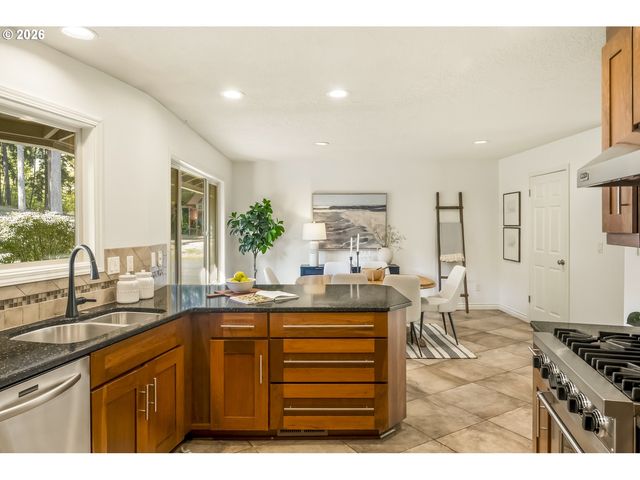 17907 S EDGEWOOD Ln, Oregon City, OR 97045